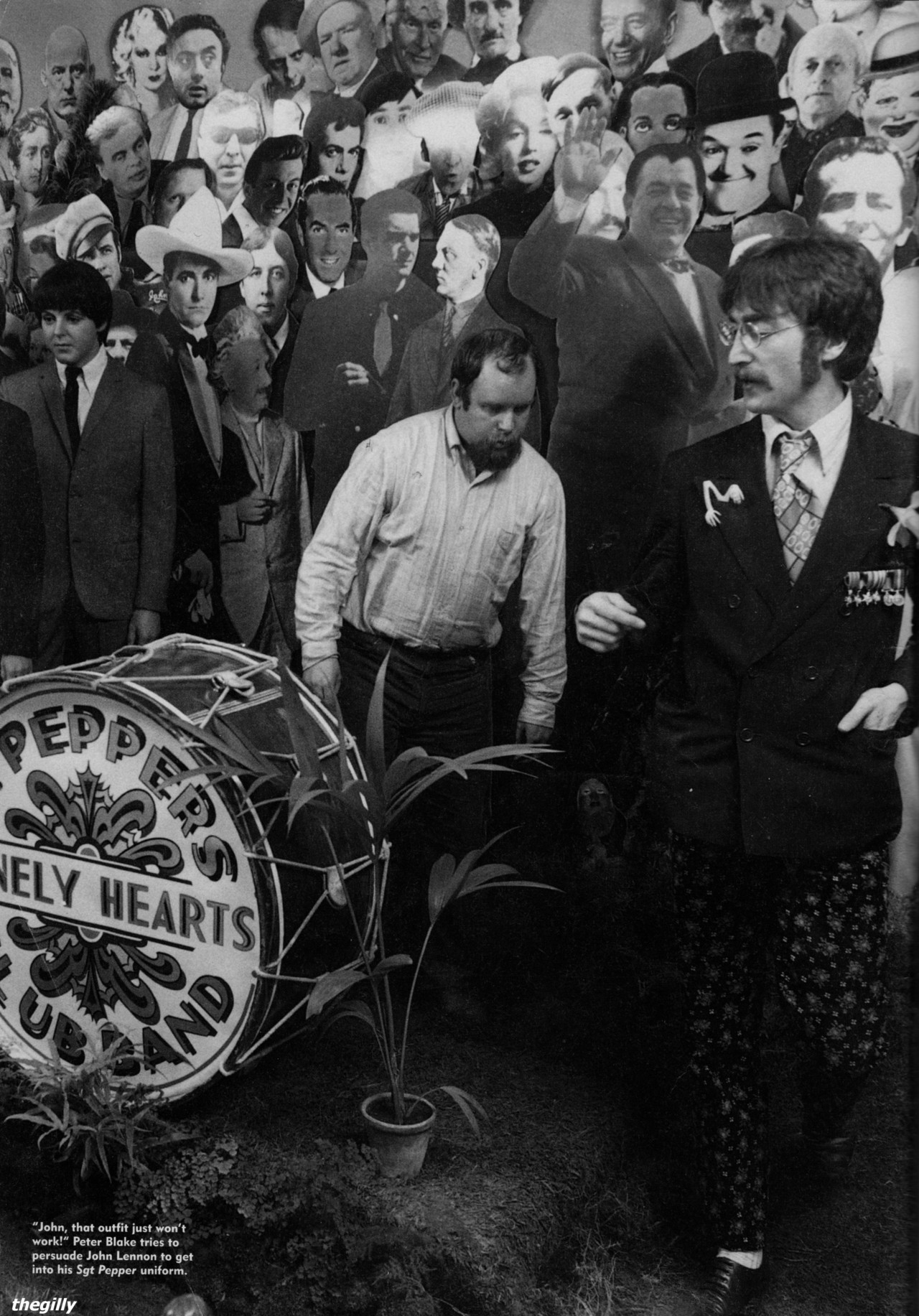 Beatles sgt peppers lonely hearts club. The Beatles Sgt. Pepper's Lonely Hearts Club Band 1967. The Beatles Sgt Pepper оркестр 1967. John Lennon Sgt Pepper's Lonely Hearts Band. The Beatles сержант Пеппер.